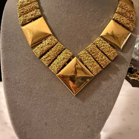 1973 Monet Book Piece V Collar Necklace - Picture 8 of 8